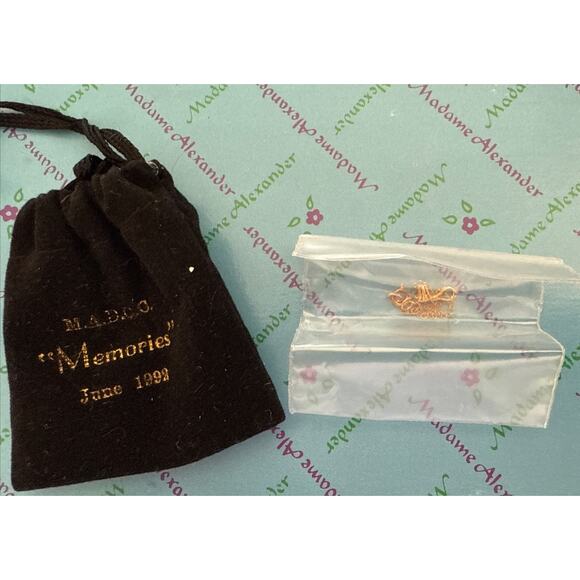 Madame Alexander Glittering Memories 1992 MADC Convention PROM QUEEN + Necklace - Picture 7 of 11